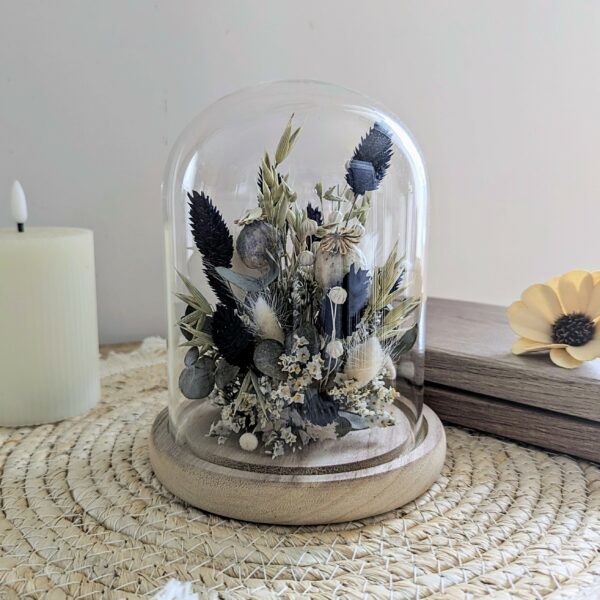 Fleurs séchées sous cloche