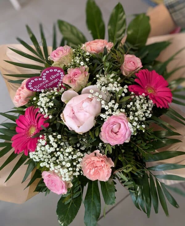 Bouquet en poche d'eau avec une pivoine