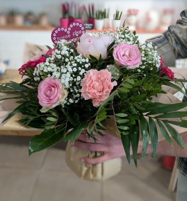 Bouquet en poche d'eau avec une pivoine – Image 2